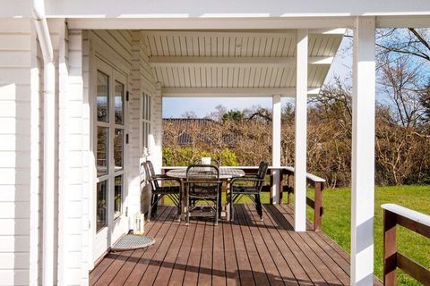 Ferienhaus auf einem großen, abgeschirmten Naturgrundstück in einer ruhigen und sehr beliebten Ferienhausgegend unweit der größeren Stadt Aarhus. Im Haus offener Küchen-/Wohnbereich mit Ess- und Sitzecke für das Familienleben. Freies WLAN im ganzen H...