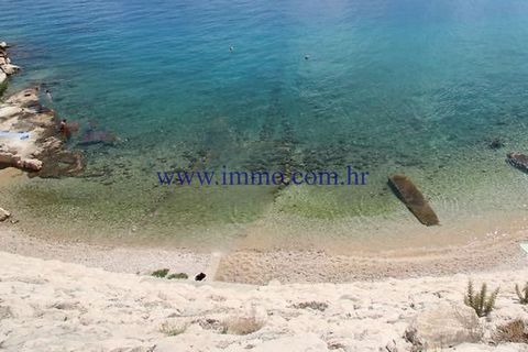 Bellissimo cottage in vendita, situato in una posizione tranquilla nella periferia di Rogoznica, a pochi passi dal mare cristallino e dalla spiaggia sabbiosa. Il casolare è composto da una casa con una superficie di 85 mq e da un fabbricato ausiliari...