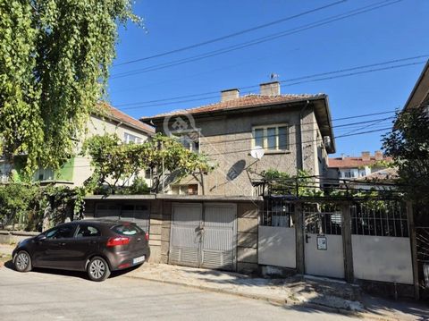 L'agenzia immobiliare 'Imoti Tarnovgrad' vi offre una casa gemella con garage nella città di Tarnovo. Gorna Oryahovitsa, vicino di nuovo 'Giardino della città', in una strada tranquilla e silenziosa. La casa ha una superficie totale di 102 mq. distri...