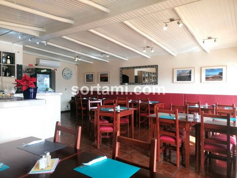 Restaurant located in Montechoro - Albufeira This restaurant has capacity for 48 people seated on the terrace and a further 32 people seated inside, an excellent investment. It also has a basement, parking space and two bathrooms. Located just 300 me...