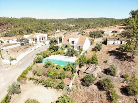 Geräumige Villa mit Pool und Bergblick in einem kleinen Dorf in der Nähe von Santo André das Tojeiras. Diese Villa mit 4 Schlafzimmern verfügt über einen vorderen und hinteren Garten mit Obst und dekorativen Bäumen und Blumen. Es befindet sich an der...