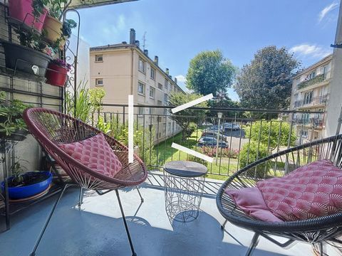 KERNEL IMMOBILIER vous propose ce bel appartement de type F4, situé en plein centre-ville de Gonesse. Ce charmant logement dispose de 2 belles chambres, d'un balcon avec une vue dégagée de 6 m2 , d'un double séjour lumineux de 29 m2, ainsi que d'une ...