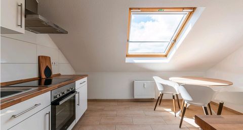 Frisch renoviert und gestrichen, präsentiert sich die Wohnung in einem modernen Look. Die komplett ausgestattete Küche verfügt über eine Spülmaschine, Herd (Ceranfeld), Kaffeemaschine, Mikrowelle, Toaster, Geschirr inklusive Töpfen und Besteck, einen...