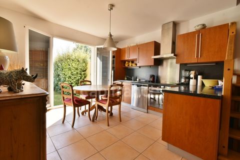 Sur la Commune de SAINT-CANNAT, à seulement 20 min dAIX-EN-PROVENCE, Au cur du centre du village et à proximité immédiate de toutes les commodités, venez découvrir cette charmante maison denviron 73m² située dans une petite copropriété. Elle se compo...