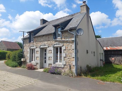 Sur la charmante et paisible commune de Maël-Pestivien, megAgence vous présente cette maison en pierre de 81m² sur un terrain de 576 m². Elle se compose d'une pièce de vie lumineuse avec cuisine ouverte, trois chambres confortables, dont une au rez-d...