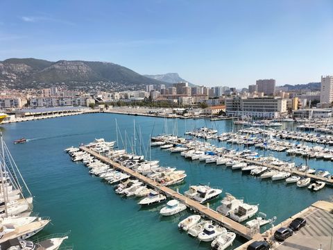 Dans une résidence en bord de mer trés recherchée, trés bel appartement type 3 de 66 m2 loi carrez, bénéficiant d'une magnifique vue mer sur le port de Toulon et le faron. Il se compose, d'une entrée, cuisine aménagée et équipée, salon, 2 chambres, s...