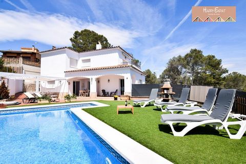 Splendida villa completamente ristrutturata nel 2022/2023, moderna e situata a soli 15 minuti di auto da Sitges, nel cuore del parco Garraf con licenza turistica. Questa casa con 4 camere da letto offre spazi interni ampi e aperti, con una caratteris...