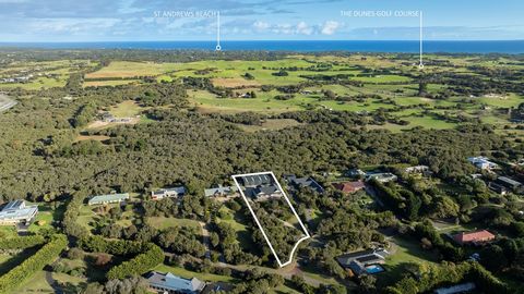 Criada para aqueles que valorizam a serenidade e a sofisticação da vida costeira contemporânea, esta residência de um ano construída com um ano de idade em um raro loteamento de um acre abraça um aspecto norte perfeito e vistas idílicas da copa das á...