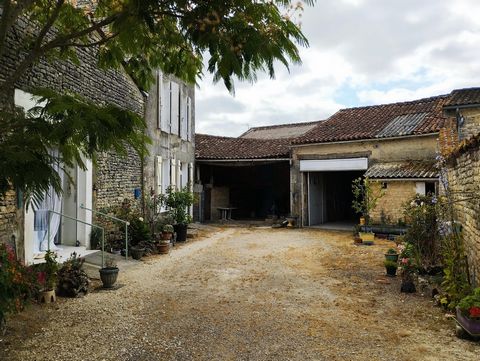 AU COEUR de Neuvicq le château je vous propose cette grande maison 123m² de 1749 , avec travaux mais beaucoup de charme ( charpente bonne état , huisseries récentes , raccordement total égout neuf ) cette maison vous laissera beaucoup de possibilités...