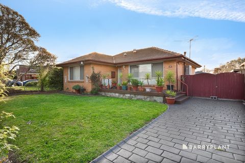 Seien Sie der Erste, der sich dieses schöne Einfamilienhaus in zentraler Lage in Coolaroo sichert. Zusammenfassung der Immobilie: 584m2 (ca.) Parzelle Einstöckig Bau aus Ziegelfurnier Großes Wohnzimmer Drei Schlafzimmer (zwei mit Einbauschränken) Küc...