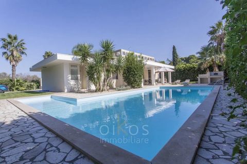 Scopri l'eleganza e il fascino di questa straordinaria villa in vendita in Puglia, situata nel cuore del suggestivo panorama di Oria, a pochi passi dalla vivace città. Questa villa in Puglia con piscina è un autentico gioiello architettonico di 200 a...