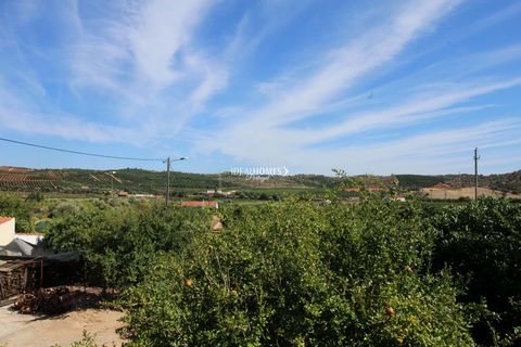 Este brillante parcela agrícola será una oportunidad de inversión fantástica, con vistas de la campiña de Silves. Tiene árboles frutales jóvenes y maduros como naranjas, granadas, aguacate, fruta de sharon, árboles de higo. Hay electricidad y una per...