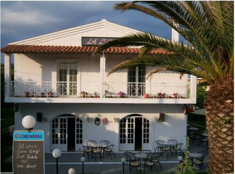 Herenhuis te koop in Mesonghi, Corfu. Huis van 250 m² op een perceel van 1000 m². Op de begane grond is er een ruimte voor een winkel, café of restaurant van 150m² en een veranda van 75 m². Op de eerste verdieping is er een appartement van 100 m² bes...