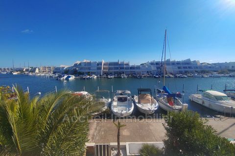 Marina P3 duplex individuelle de 70m² 3 terrasses 10m² + 20m² + 7m² Appontement légèrement décalé 3X12 2 chambres à l'étage vue PORT et aperçu MER Douche à l'italienne, wc séparé Climatisation réversible chambres et séjour Parking privé 150 m de la p...