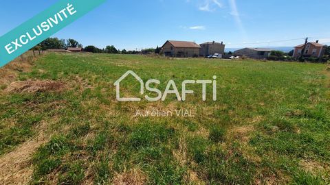 Située dans la paisible commune de Saint-Jodard à proximité immédiate du Château de la Roche, venez découvrir cette jolie parcelle de terrain constructible de 1185 m² entièrement viabilisée. Elle offre une vue dégagée dans un secteur calme. Ce charma...