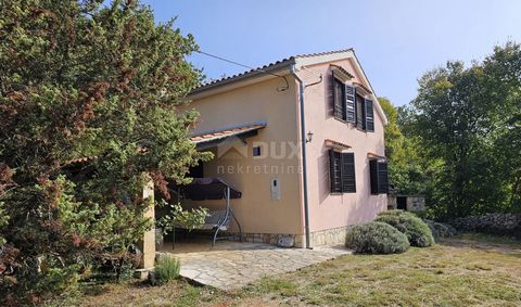 Location: Primorsko-goranska županija, Vrbnik, Vrbnik. INSEL KRK, VRBNIK (Umgebung) - Freistehendes Einfamilienhaus mit zwei Wohnungen In der Nähe von Vrbnik, 6,5 km vom Meer entfernt, steht ein Einfamilienhaus im Grünen zum Verkauf. Auf einem großzü...