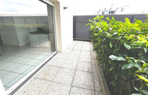 Je vous propose de découvrir ce bel appartement de 37 m2 en excellent état dans un secteur recherché (Jacquart), proche du centre ville et gare. Très lumineux et sans travaux. En résidence sécurisée, calme, datant de 2012. Une terrasse de 8,2 m2 sans...