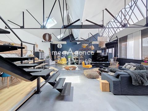 Maxime DURAND - megAgence ! Situé à Cholet, ce loft spacieux de 268 m² offre un bel espace de vie. Avec ses 7 pièces dont 4 chambres, il répond aux besoins d'une famille désireuse d'espace et de confort. Le garage intégré et la petite cour extérieure...