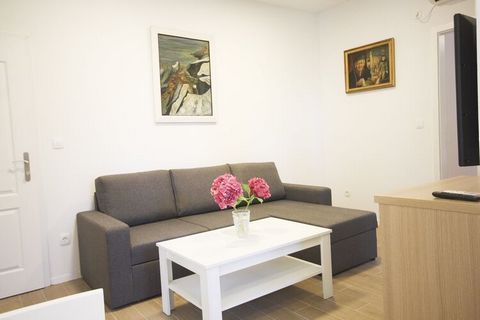 Apartment Goge is situated in Lapad, popular neighbourhood of Dubrovnik, just 500 m walk away form the nearest beach and 10 minutes ride from the Old Town. The apartment consists of one bedroom, living room with SAT TV, kitchen, private bathroom and ...