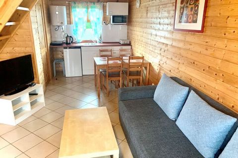 Op een omheind terrein, op 350 m van de zee, op een steenworp afstand van het centrum van de stad, ligt een vakantieoord voor gezinnen dat accommodatie biedt in comfortabele vakantiehuizen. Huizen van twee verdiepingen met overdekte terrassen, met tu...