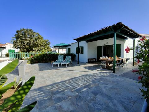 Schöner Bungalow auf einer Etage, gelegen in einer sehr zentralen Anlage in Playa del Ingles.~Dieser Doppelbungalow verfügt über 46 m² Wohnfläche auf einem 145 m² großen Grundstück und bietet eine geräumige und helle Umgebung. Großes Wohn-Esszimmer m...