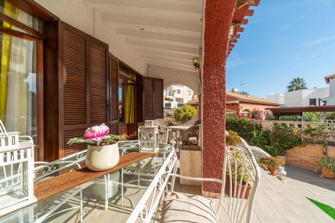 Wunderschönes Doppelhaus in der prestigeträchtigen Gegend von Punta Prima, Orihuela Costa. Mit einer bebauten Fläche von 179 Quadratmetern und einem Grundstück von 350 Quadratmetern liegt diese Immobilie nur 300 Meter vom Strand entfernt. von Punta P...