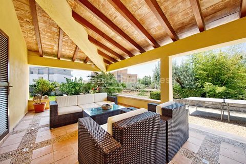 Esta propiedad en venta en Mallorca es una villa de 4 dormitorios, 3 baños con piscina privada que tiene una posición privilegiada a un corto paseo del supermercado, restaurantes, bares, playa y el famoso paseo de los pinos en Puerto Pollensa. La vil...