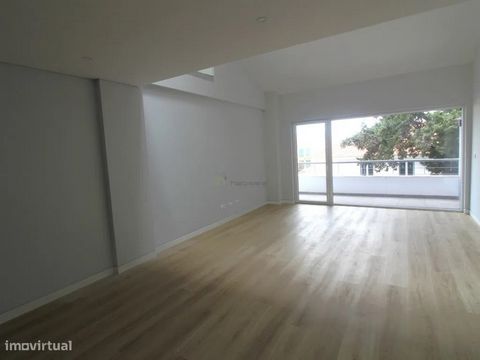 Excellent apartment Excellent 3 bedroom apartment in the center of Carcavelos, with great areas, lounge with direct access to a pleasant balcony, fully equipped kitchen with Smeg appliances, a suite with access to the balcony, and two bedrooms with w...