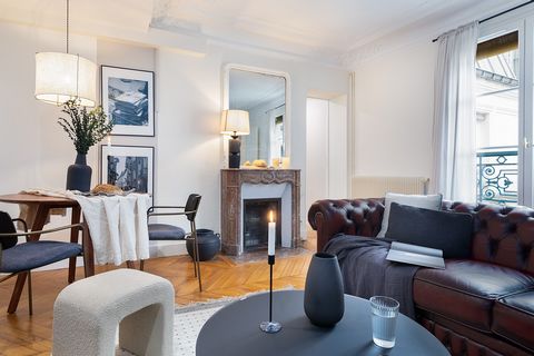 Splendide appartement rénové et meublé situé Rue Saint-Lazare, dans le quartier de South Pigalle. Il est situé au 5ème étage avec ascenseur, à proximité des stations Notre-Dame-de-Lorette et Le Peletier. Dans les environs, on peut trouver des attract...