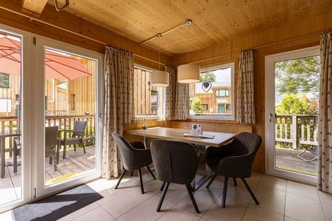 Direct onder aan de skilift ligt dit luxe, houten chalet. Het chalet is van alle gemakken voorzien. Het beschikt over 3 slaapkamers en een badkamer met een sauna. De woonkamer is op de begane grond. Er kunnen 6 personen verblijven, wat ideaal is voor...