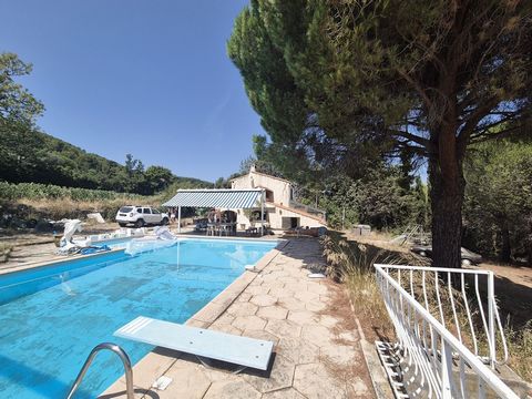 LE BEAUSSET-LA MIQUELETTE: Coup de coeur assuré!! Au calme parfait et avec une magnifique vue dégagée sur les collines, sur une parcelle de verger et vignes en zone agricole , petite maison d’environ 65 m2, initialement cabanon, modifié depuis plus d...