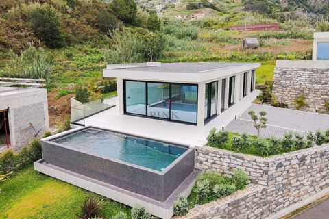 This extraordinary single-story villa, located near the Miradouro do Guindaste, stands out for its exclusive location and breathtaking views of the sea and mountains. With a modern and functional design, this one-floor villa offers three bedrooms, al...