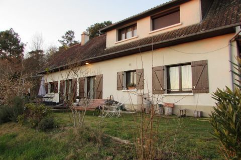 Maison nichée dans la campagne au cœur de la nature vous propose une entrée, une cuisine, un salon séjour avec cheminée, 3 grandes chambres, une mezzanine, une salle de bain et une salle d'eau. Garage. 1 ha de terrain.