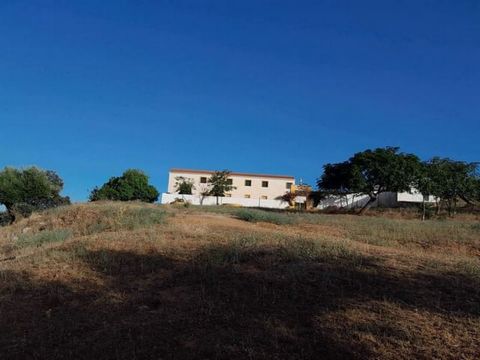 Finca Cortijo Espiel Córdoba 7 Dormitorios 6 Baños Construidos 490 m² JardànTerreno 330000 m² Una maravillosa finca agràcola y de caza con robles y olivos ubicada en la hermosa Sierra Morena 19 km al norte de la ciudad de Córdoba La casa tiene 7 dorm...