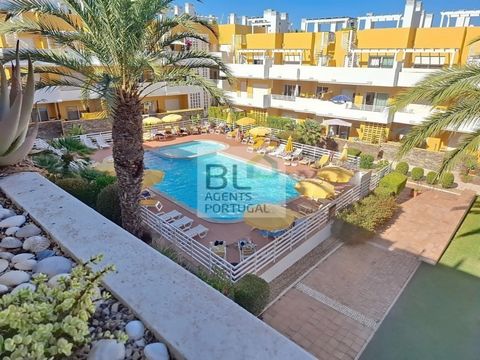 Discover this spacious flat, ideally located in Conceição de Cabanas. Located on the second and top floor of a building with lift, the flat is part of a private residence with swimming pool, offering security and tranquillity. Main features: - 2 bedr...