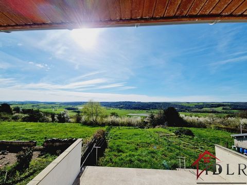 Dieses Haus von 144 m2 Wohnfläche mit 2 Schlafzimmern auf einem umzäunten Grundstück von 1911 m2 verfügt über eine sehr große Terrasse, auf der Sie den Panoramablick auf die hügelige Natur und den Sonnenaufgang genießen können. Das helle Wohnzimmer v...