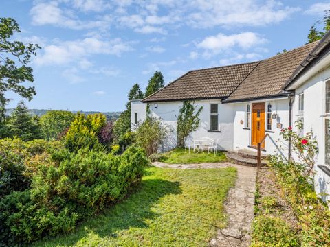 Arrivato sul mercato per la prima volta in oltre vent'anni, questo bungalow si trova alla fine di un meraviglioso cul-de-sac e offre un enorme appezzamento di terreno che ha una superba privacy con una vista di vasta portata. All'arrivo c'è un garage...