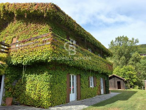 Vara-vallei In het hart van de bovenste Val di Vara, met een prachtig uitzicht op de groene valleien, de Apuaanse Alpen en de zee van de Golf van Dichters aan de horizon, staat deze villa te koop en is klaar om zijn nieuwe eigenaar te verwelkomen. On...