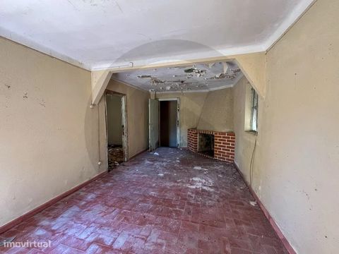 Villa de 2 dormitorios para recuperar en una zona tranquila y tranquila ubicada en el pueblo más antiguo de la parroquia de Madalena en Casais da Madalena tiene un ramal de agua y electricidad. Olivar centenario con unos 25 olivos y algunas higueras....