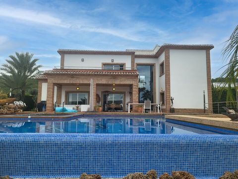 Atemberaubende 5-Schlafzimmer-Villa mit Infinity-Pool in bester Lage von Javea Diese exquisite Villa mit 5 Schlafzimmern in Puerta Fenicia, Javea, bietet eine außergewöhnliche Mischung aus Luxus und Komfort. Mit einem separaten Gästehaus, einem sorgf...