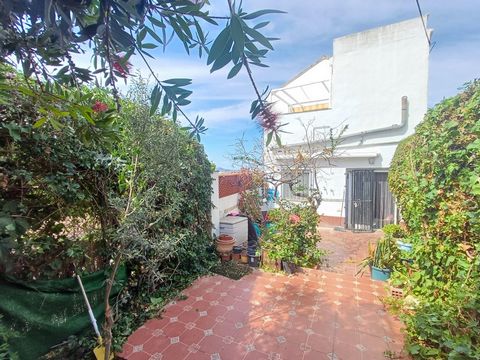 Rare townhouse in the old town of Oliva with private fenced garden of 39m2 Located just 3 minutes walk to San roc square with a couple of bars and the beautiful church The town centre is less than 10 minutes walk away and the sandy beach is 3kms from...