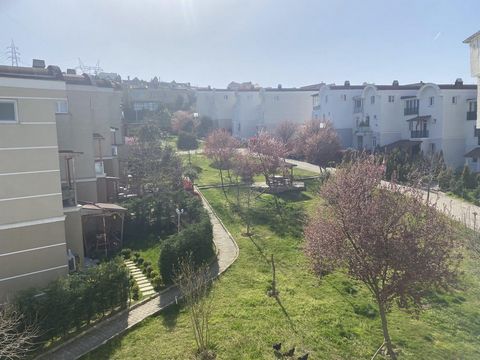 Triplex villa in familiecompound Leuke buurt in Bahcesehir Terras Grote tuin Groen is overal Veiligheid Sociale ruimtes Wandelgebieden Grote salon Wintertuin Wasruimte Op loopafstand van markten 5 min. naar cafés 5 min. naar winkels 8 min. naar Akbat...