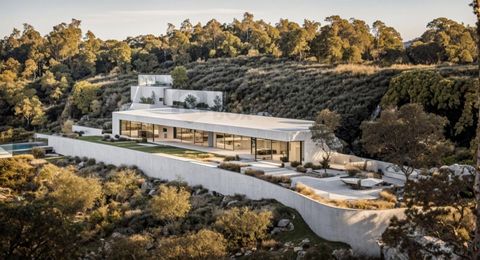 Cette extraordinaire villa se distingue au sein du complexe comme la seule résidence de plain-pied, bénéficiant d'un style distinctif et de vues panoramiques captivantes sur la mer qui créent la sensation d'avoir un balcon sur la mer. Plongez dans la...