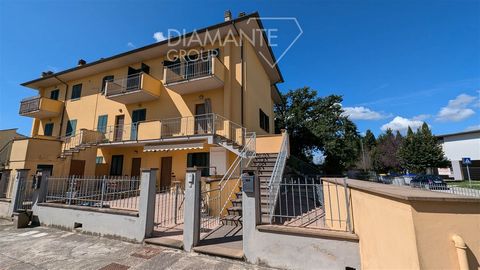 CASTIGLIONE DEL LAGO (PG): In a central location, independent apartment of 75 sqm on two levels with access via private external stairs, composed as follows: - First floor: Living room with kitchenette, small storage room, and service bathroom; - Sec...