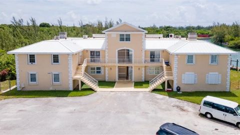 Entdecken Sie die perfekte Mischung aus Potenzial und Paradies mit dieser Einheit mit 2 Schlafzimmern und 2 Bädern in den ruhigen Tradewinds Condominiums, die sich an einem ruhigen Kanal in der begehrten Bahama Terrace Subdivision auf Grand Bahama Is...