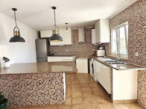 ** Maison T2+1 de plain-pied rénovée il y a quelques années, sur un terrain de 240m2 entièrement clos** Cette villa vous offre : - 2 chambres à coucher ; - Grenier (ouverture vers l'intérieur de la maison, ce qui permet d'augmenter le nombre de pièce...