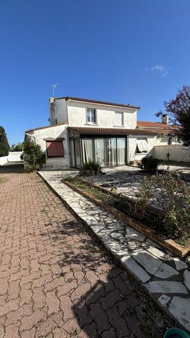 Dompierre sur Mer, maison à rafraîchir d''environ 132 m2 avec garages, sur une parcelle de 728 m2. 280 260 euros. 270 000 euros + Honoraires de négo. : 10 260 euros (soit 3,80% à la charge de l''acquéreur)\r\nLes informations sur les risques auxquels...