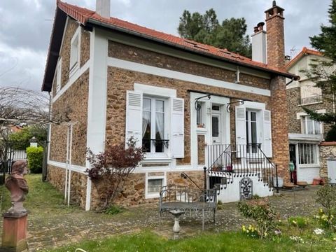 Secteur Polangis, située à 200m des écoles et collège, 400m des commerces et 15min du RER A dans un environnement calme et rue très prisée, venez découvrir cette maison de caractère édifiée sur une parcelle de 442m2 comprenant: grande entrée, séjour,...