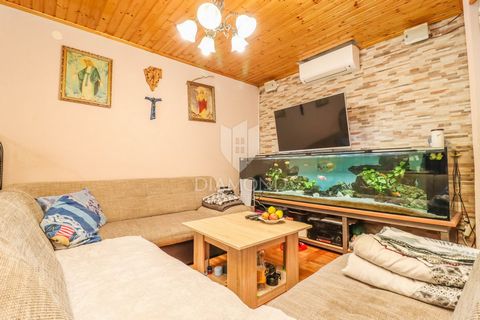 Location: Istarska županija, Rovinj, Rovinj. Istra, Rovinj - OPPORTUNITY Located near the strict center of the city of Rovinj, there is a family apartment searching for its new owner. The apartment boasts a panoramic view of the city, the sea, and th...