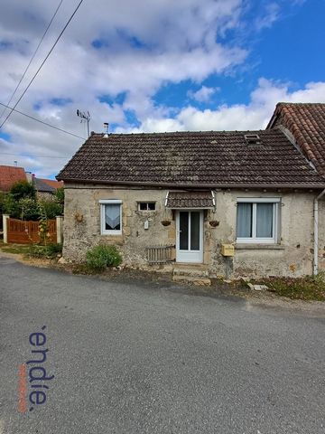 Sur la commune de Rilhac-Lastours, charmante maison de 43m2 sur un terrain de 108m2. Ce bien se compose d'une cuisine, d'une salle à manger et d'un salon au rez de chaussée. A l'étage, une salle de bain avec baignoire et wc, et une chambre. Double vi...